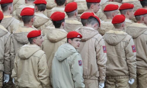 Rusku ve válce docházejí vězni, novou potravou pro děla jsou studenti. Nábor provází vydírání