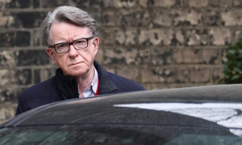 Britské úrady vrátili pas bývalému diplomatovi Mandelsonovi, ktorý je vyšetrovaný kvôli Epsteinovi