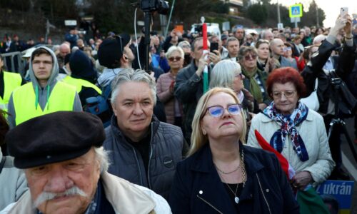 Na transparentoch sa objavil Zelenskyj ako Saddám. V Budapešti protestovali proti uzavretiu Družby
