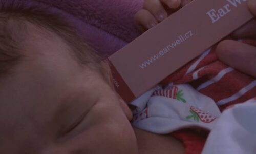 Českobudějovická nemocnice zavedla plošné kontroly uší novorozenců. Zbytečné, zní od rodičů