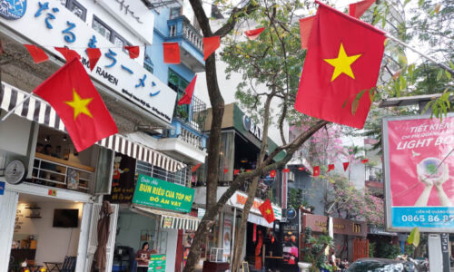 REPORTÁŽ: Vietnam a paradox „svobody“. Ulice Hanoje plní volný trh, ale i srp a kladivo