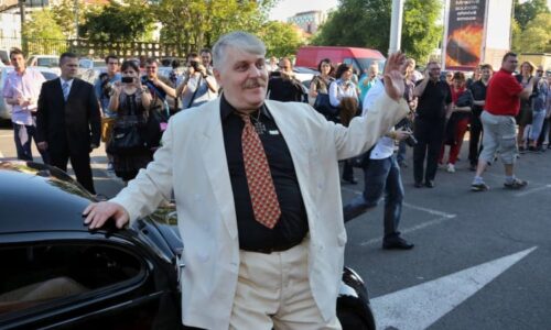 Krokodýl a rozpustilé dívky. Pět vzpomínek na Ivana Jonáka a pravda o jeho neexistujícím hrobě