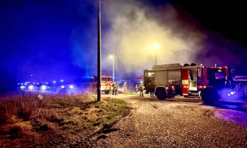 Nočný požiar sa skončil tragicky, v dome v Trnovci nad Váhom zomreli dvaja ľudia – FOTO