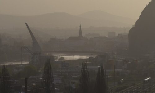 MAPA: Blankytnou oblohu zakalí saharský prach. Meteorologové řekli, kdy přijde déšť