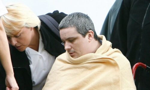 Brutální vrah britských školaček zemřel za mřížemi. Vězeň mu měl tyčí „rozpůlit hlavu“