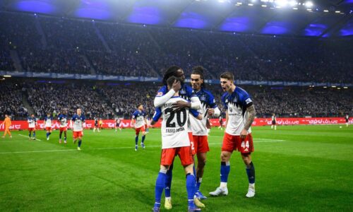 Predposledný Wolfsburg nestačil v domácom dueli na Hamburg, Vavro sa z lavičky len prizeral