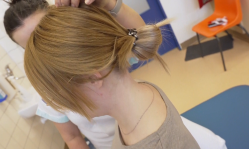 Bolestivá daň za koukání do mobilu: Čechy trápí SMSková šíje. Jak se problému vyhnout?