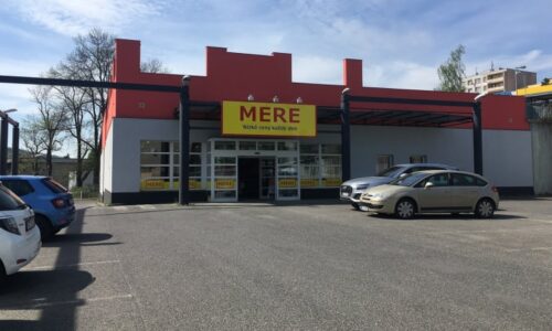Ruský řetězec Mere v Česku dál expanduje. Lidi láká na nízké ceny, nakupují přímo z palet
