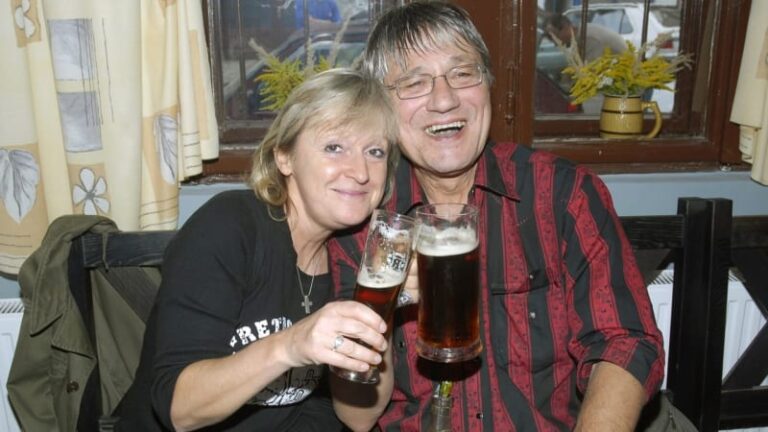 Autor legendárních hitů už oslavu narozenin nestihl. vyčítala našla v bytě přítelkyně