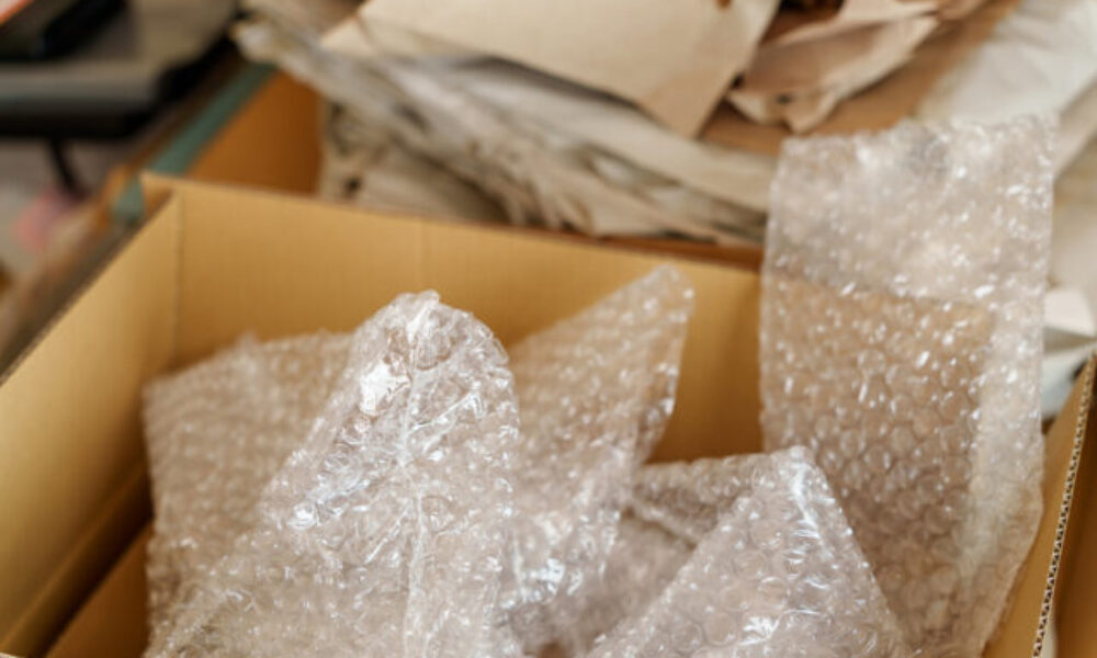 Koniec bublinkových fólií či polystyrénových výplní. E-shopy budú musieť baliť tovar po novom