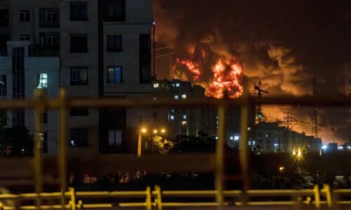 Teherán v plamenech. Ničivý úder rozpoutal inferno blízko ropného skladu, ukazují záběry