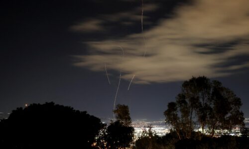 Obyvatelia Izraela sa v nedeľu ráno pred útokom iránskych rakiet ukryli v krytoch