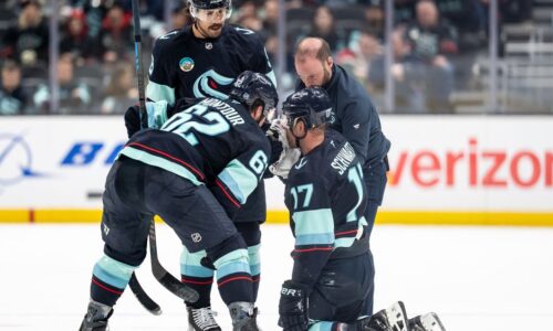 VIDEO Hororový incident na ľade! Bývalého spoluhráča Tomáša Tatara trafila korčuľa do tváre, zápas nedohral