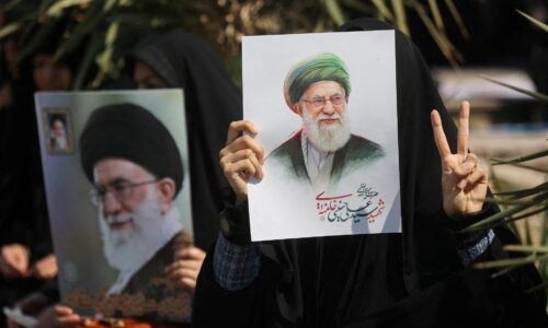 Iránske Zhromaždenie znalcov sa malo zhodnúť na nástupcovi Chameneího. Stane sa terčom, odkazuje Izrael