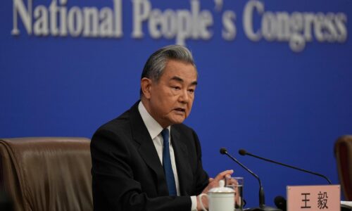 „Svet sa nemôže vrátiť k zákonu džungle“. Šéf čínskej diplomacie Wang I odsúdil vojnu na Blízkom východe