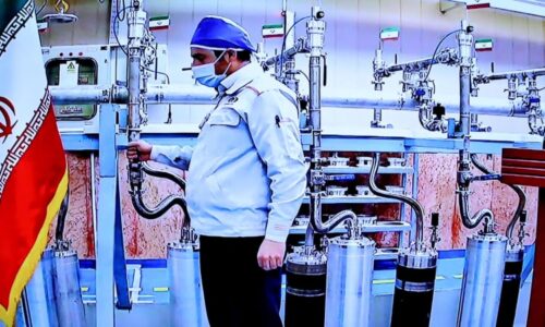 USA a Izrael chtějí obohacený íránský uran. Teherán ho má na 11 atomových bomb