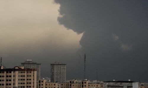 Temno nad Teheránom: Kvôli horiacej rope po útokoch Izraela ostalo hlavné mesto Iránu ponorené v šere