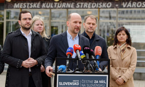 Grendel žiada od Blanára transparentnosť, verejnosť má podľa neho vedieť o preletoch amerických lietadiel