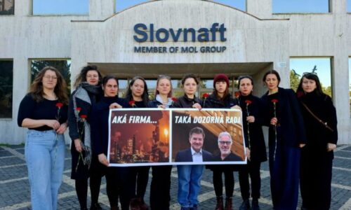 Znepokojené matky protestovali pred Slovnaftom, kritizujú členstvo Miroslava Lajčáka v dozornej rade – FOTO