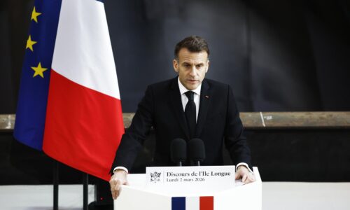 Macron telefonoval Pezeškijánom. Vyzval ho, aby Irán okamžite prestal s útokmi na okolité krajiny