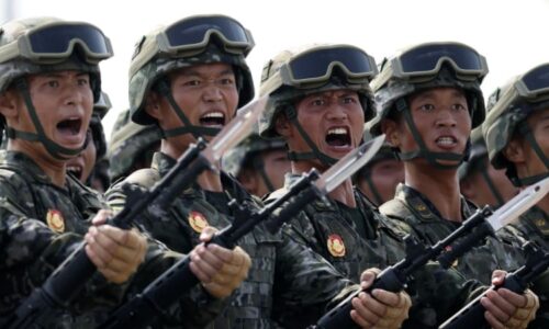 Čínský kolos zbrojí stejně jako celá Asie dohromady. Zbraně testuje v boji, cílem je Tchaj-wan