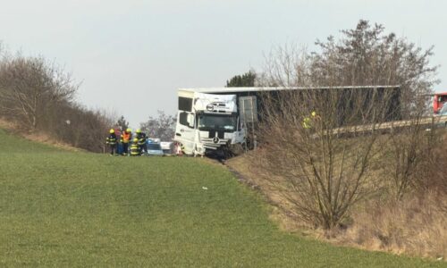 Tragická nehoda na Kladensku: Kamion se srazil s autem, dva lidé zemřeli
