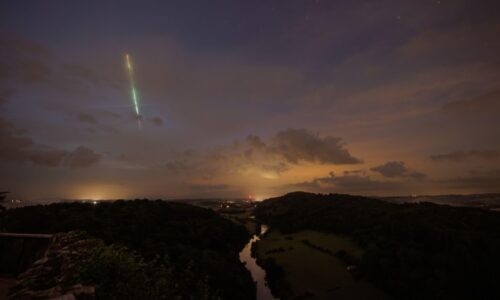 Ohnivá koule proletěla nad Německem, ukazuje video. Úlomky poškodily střechy domů