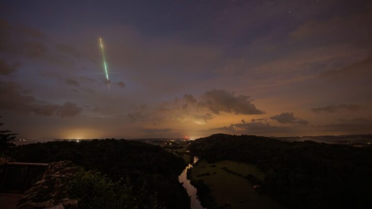 Ohnivá koule proletěla nad německem, ukazuje . úlomky poškodily střechy domů