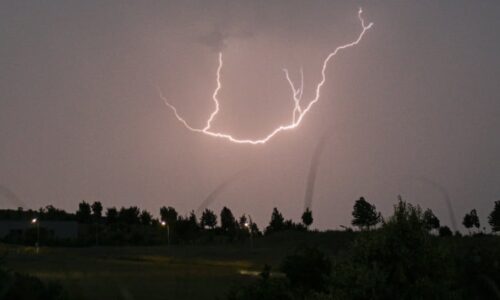 První bouřky udeří na Česko, jarní teploty ale vyletí k 17 °C. Sledujte RADAR, kdy dorazí