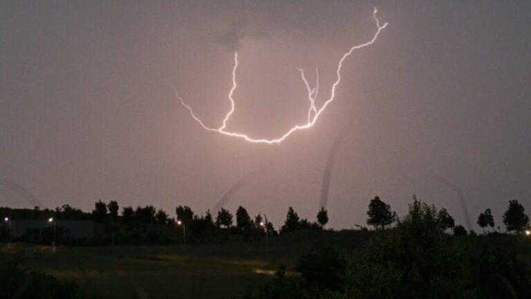 První bouřky udeří na česko, jarní teploty ale vyletí k 17 °c. sledujte radar, kdy dorazí