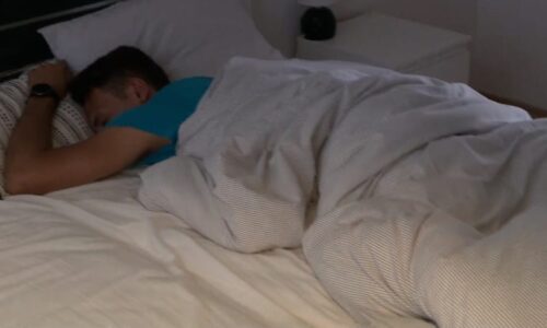 Jak na kvalitní odpočinek? Postel používejte jen na dvě věci, radí odborníci