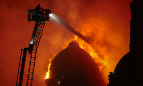 Zkáza nádraží v Glasgow: V plamenech se hroutí historická budova. Výbuch, křičel svědek