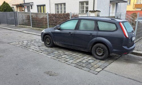 Místo asfaltu dlažební kostky. Řidiči se musí vypořádat se zvláštními opravami silnic