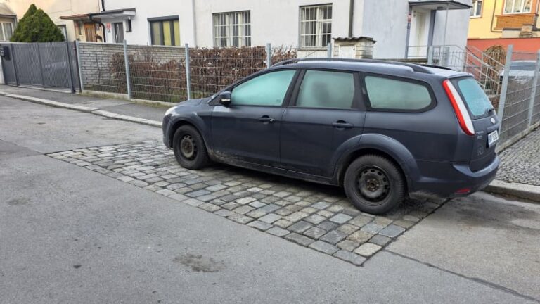 Místo asfaltu dlažební kostky. řidiči se musí vypořádat se zvláštními opravami silnic