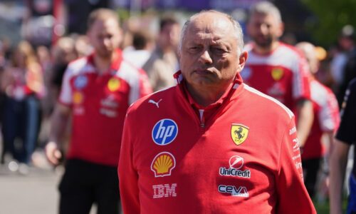 Šéf Ferrari prezradil, o koľko zaostáva jeho tím za Mercedesom. Za stratégiou si stojí