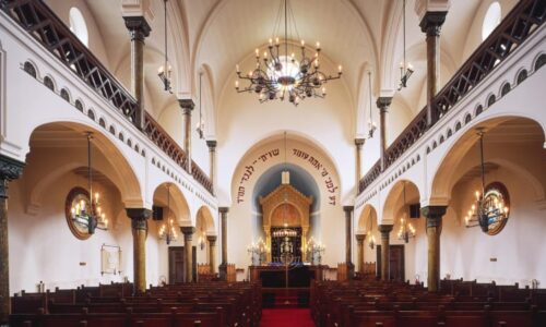 Výbuch otřásl synagogou v Lutychu. Extrémně násilný antisemitský čin, zuří starosta