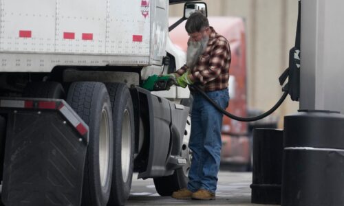 Zdá sa vám, že tankujete draho? Ešte sme len na začiatku (Brífing HN)