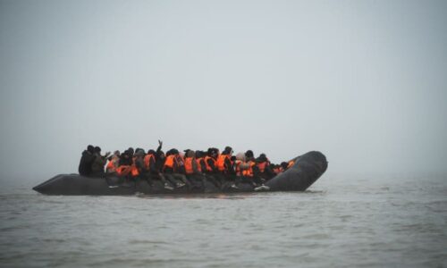 Tragédie ve Středozemním moři: Člun se srazil s lodí pobřežní stráže. Nepřežilo 14 migrantů