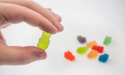 Tři malí chlapci se otrávili bonbóny s marihuanou. Podat jim je měla učitelka ve škole v USA