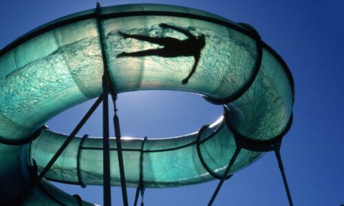 Smrt v zábavním parku: Žena se v Kolumbii spustila ze skluzavky, ukazují záběry. Pádu podlehla