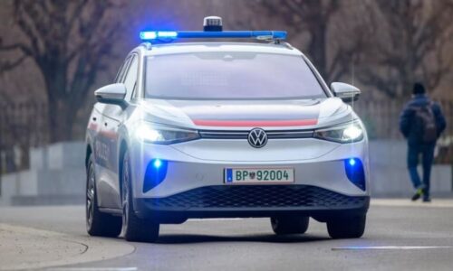 Přejde policie na elektromobily? Ostrý test skončil v Rakousku fiaskem, nedostatků bylo příliš