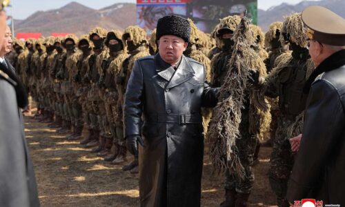 Kim sledoval súťaž „chlpatých“ sniperov, v akcii videl aj polonahých svalnatých vojakov