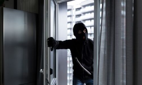 Byt v Poprade bol pre zlodeja zlatou baňou. Z trezora ukradol 200-tisíc eur a šperky, zobral aj kabelky