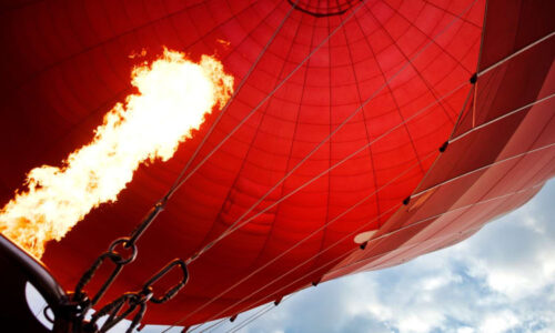 Při zřícení vyhlídkového balónu zahynula v Polsku mladá pilotka. Strmý pád zachytily záběry