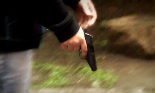 Jsem Stalin, křičel muž s pistolí v ruce v Otrokovicích. Video ukazuje bleskový zásah policie