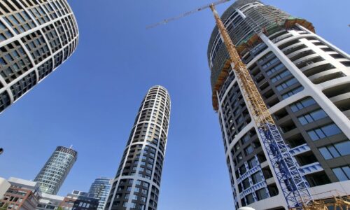 Bomby na Blízkom východe ohrozujú hypotéky Slovákov. Trhy reagujú na štátne dlhopisy, straty počíta aj Česko