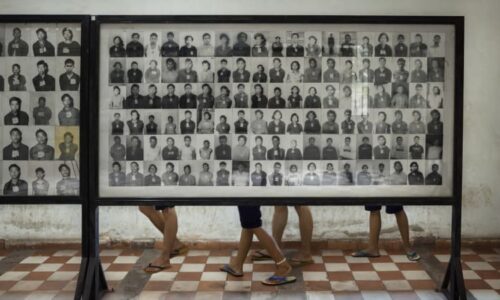 Genocida jako turistické lákadlo: Místa masových poprav v Kambodži navštěvují statisíce lidí