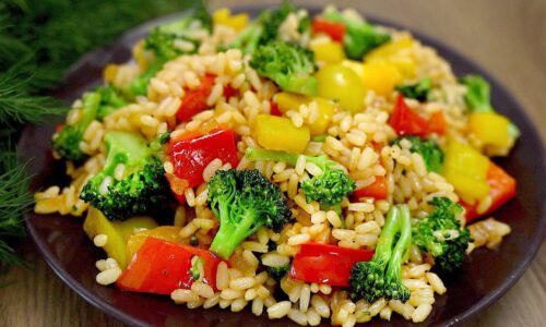 Rezept für leckeren Reis mit Brokkoli und Paprika! Schnell zum Abendessen!