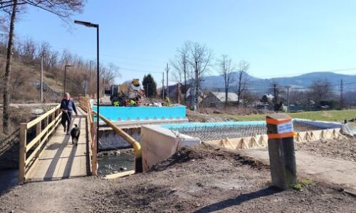 Most zbúrali, viacerí obyvatelia sú odrezaní od mesta. Obchádzky ich stoja viac času aj peňazí