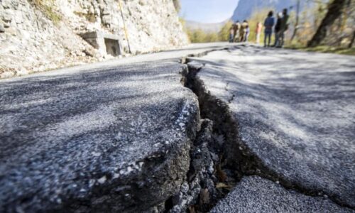 Západní Itálii v noci zasáhlo zemětřesení o síle šesti stupňů. Úřady sčítají škody